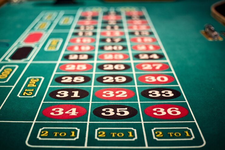 Meja Live Baccarat dengan dealer profesional di studio multi-kamera
